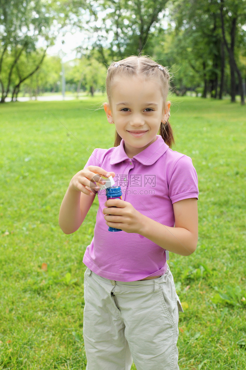 夏天公园里的小女孩泡泡图片