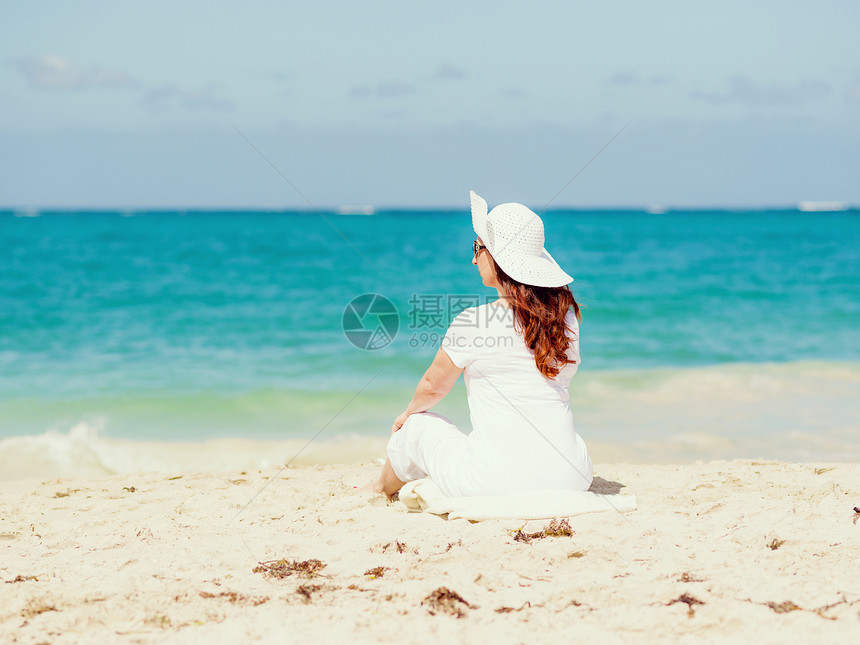 阳光明媚的天,海滩上穿着白色衣服的女人海滩上美好的天图片