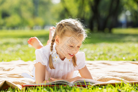 周末公园夏天公园读书的小可爱女孩图片