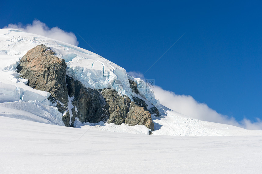 雪山山景雪,蓝天清澈图片