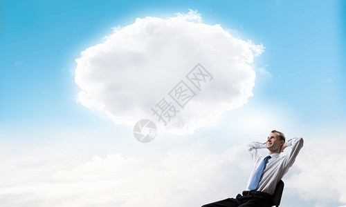让仔细想想坐椅子上的商人头顶上的空白思想云图片