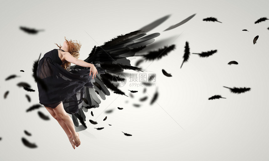 女人漂浮黑暗的翅膀上女人黑暗的翅膀上跳舞拼贴图片