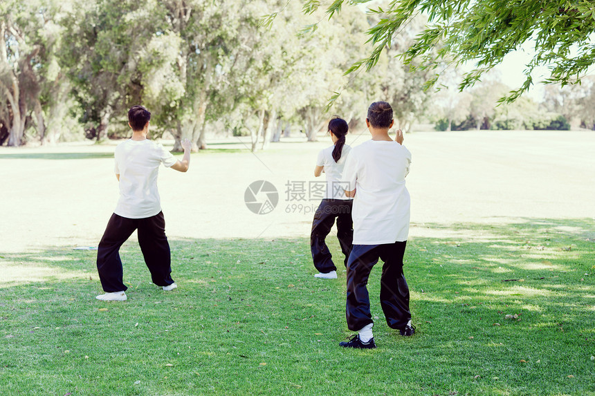 人们公园练泰拳人们夏天公园练泰拳图片