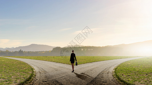 选择你的方式站十字路口出选择的女商人的背影背景图片