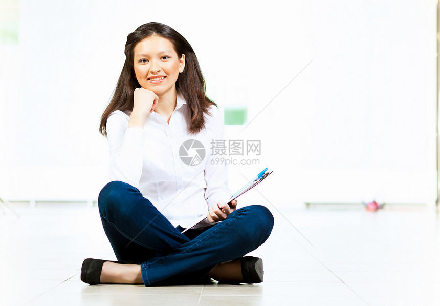 轻的亚洲女人穿着休闲装穿着休闲服的轻亚洲女的形象图片