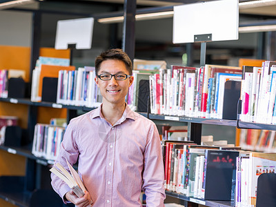 快乐的男学生图书馆书快乐的亚洲男学生图书馆书图片