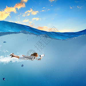 女商人水下穿着西装的轻女商人水晶蓝色的水里游泳图片