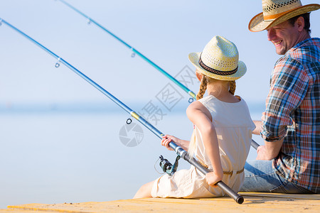 父亲女儿钓鱼父亲女儿码头钓鱼图片