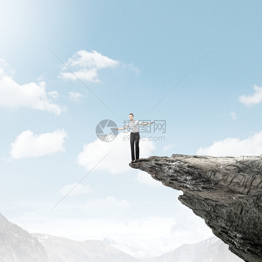 生意的女人危险的女商人站岩石的边缘图片
