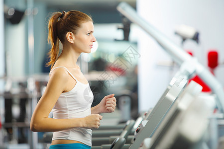 氧运动健身女孩跑步机上跑步的形象高清图片
