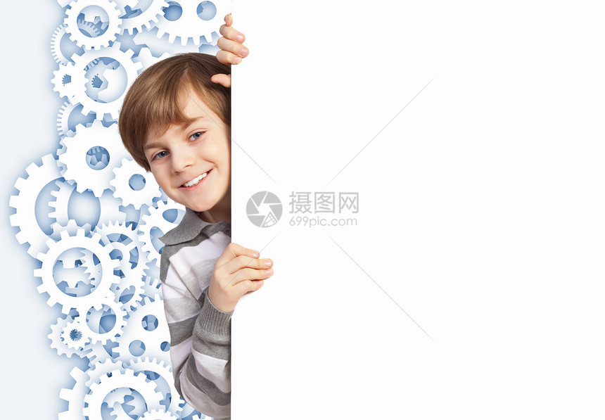 个空白广告牌的男孩小男孩着个空白的白色广告牌图片