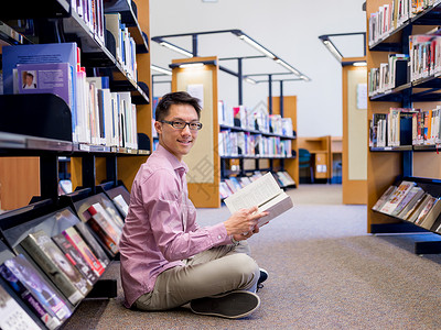 快乐的男学生图书馆书快乐的亚洲男学生图书馆书图片