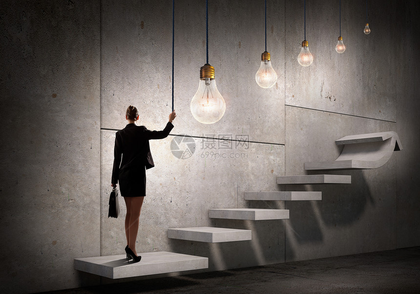 成功进步推广的想法站梯子大创意灯泡上的女商人的背景图片