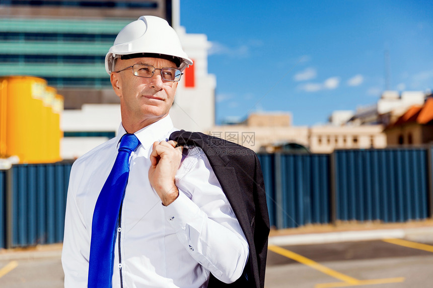建筑工地的商人工人施工场景戴安全帽图片