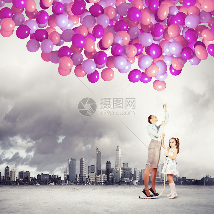 家人着五颜六色的气球幸福家庭的形象,着堆五颜六色的气球图片