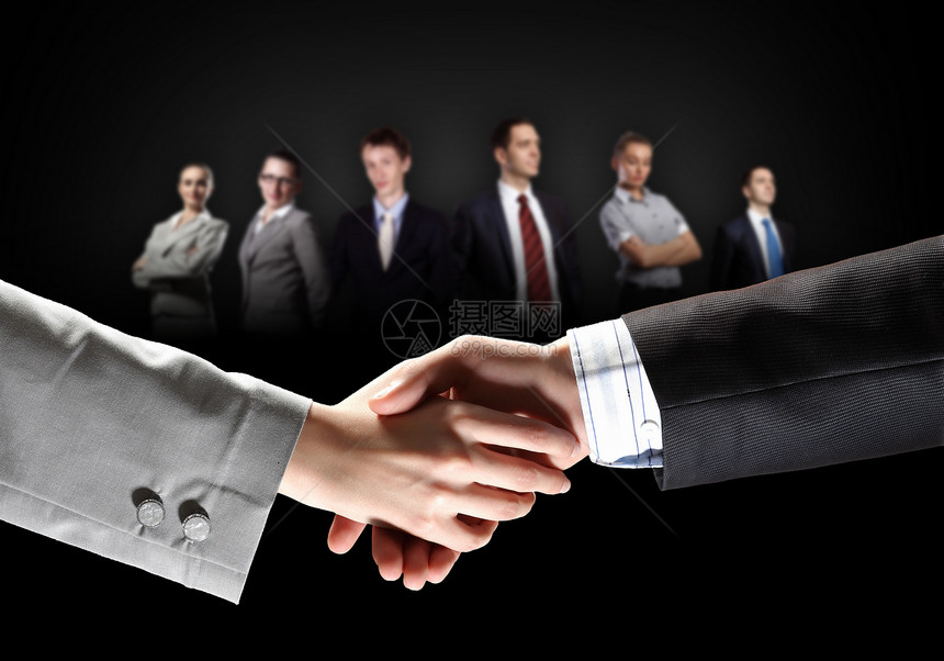 商务握手的形象商务握手黑色背景站立的商人图片