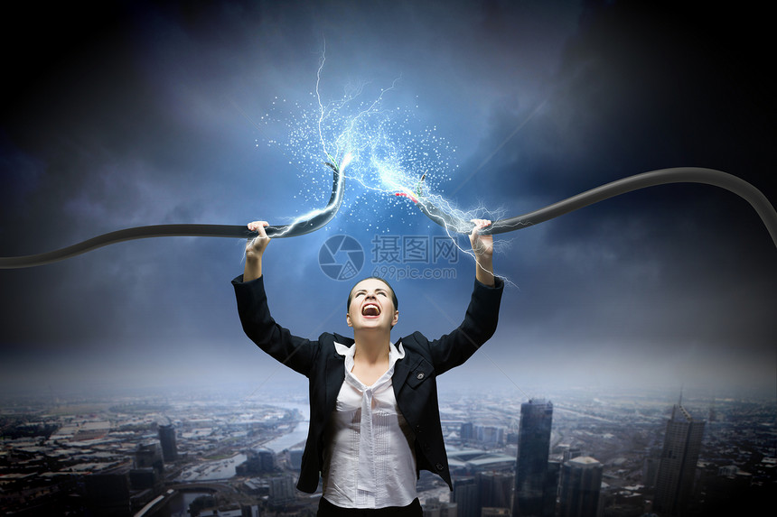 力量能量女商人头顶上着电线的形象图片