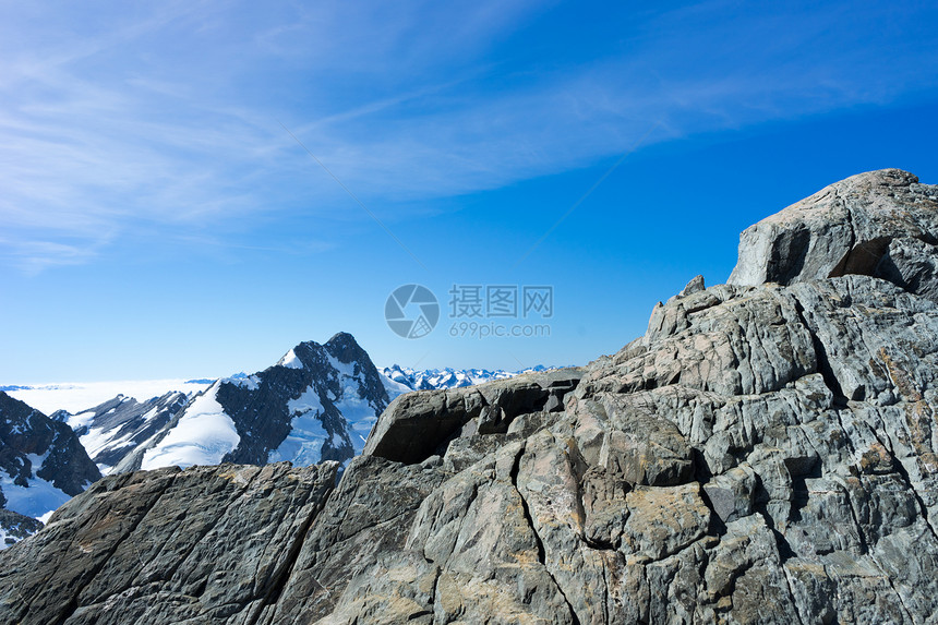 雪山山景雪,蓝天清澈图片