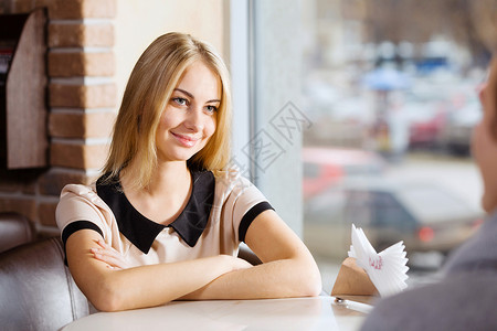 情侣约会轻迷人的女士咖啡馆约会图片