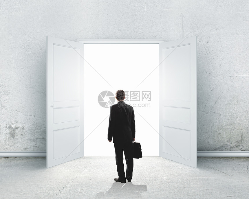 新的机会商人站敞开的门前的形象图片