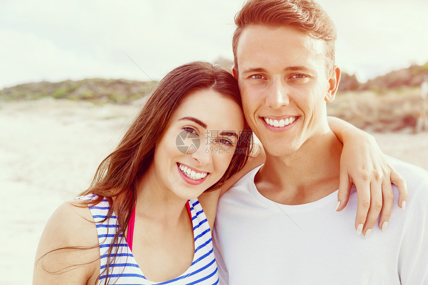 浪漫的轻夫妇海滩上海滩上浪漫的轻夫妇的肖像图片