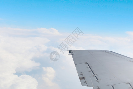 窗外的飞机机翼蓝天的照明器上看的飞行飞机图片