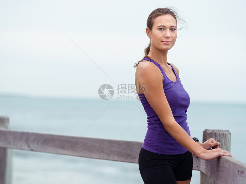 运动的轻女人站海边图片