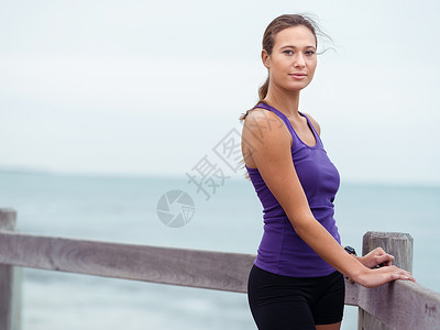 运动的轻女人站海边图片