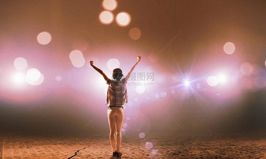舞台上的表演者站舞台灯光下的女孩的背景图片