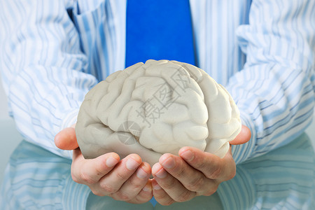 保护心理健康小心地握住人类大脑的手图片