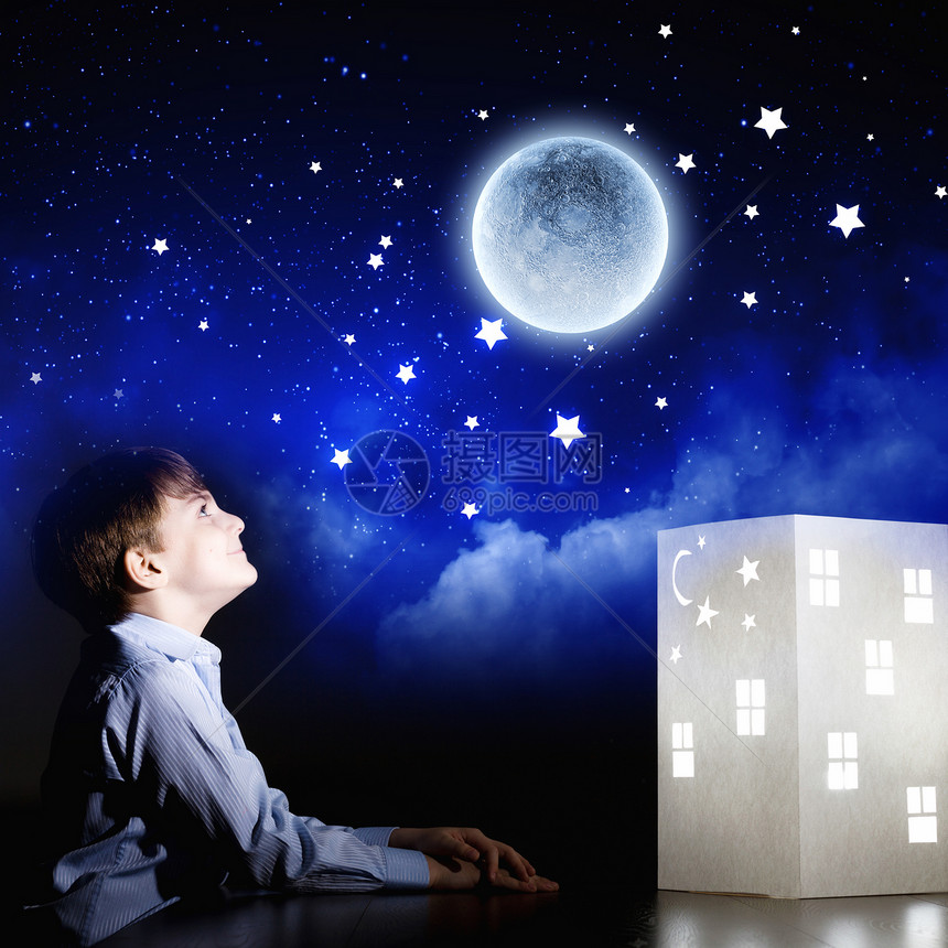 晚上梦可爱的小男孩看着房子的模型图片