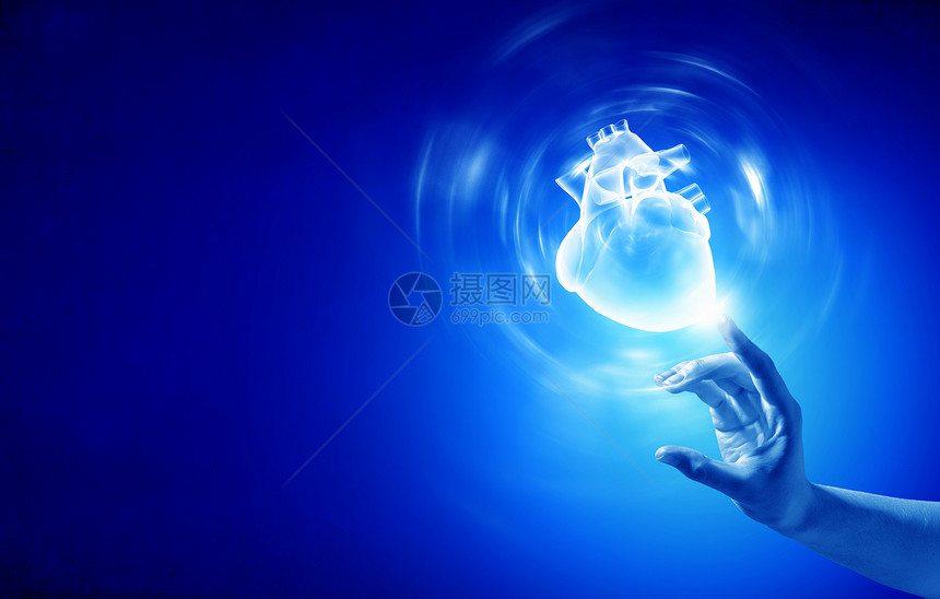 心脏护理特写人的手蓝色背景上触摸人的心图片