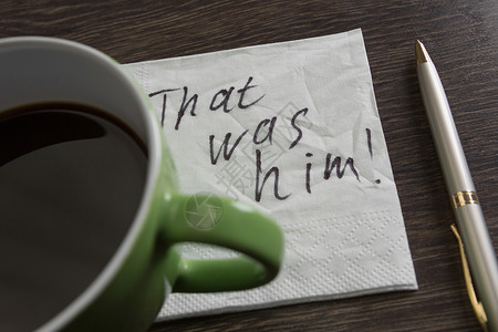 就他写餐巾纸上的信息木制餐巾纸上的咖啡杯图片