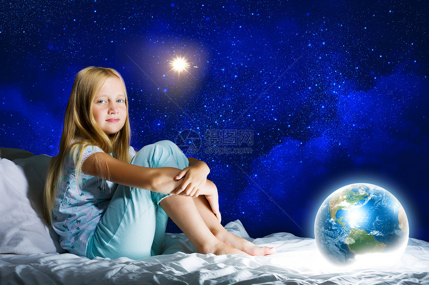 晚安女孩坐床上梦这幅图像的元素由美国宇航局提供的图片