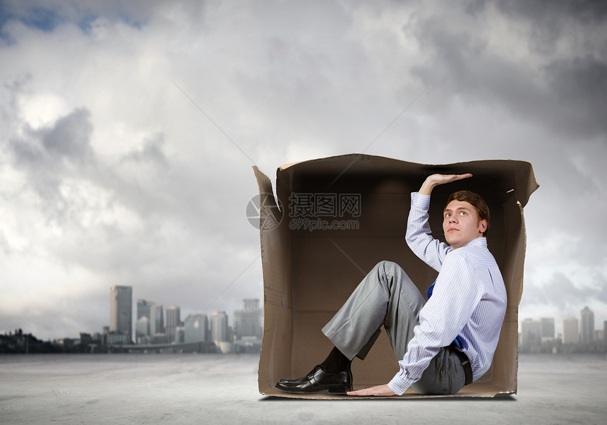 男人盒子里轻沮丧的商人被困小纸箱里图片