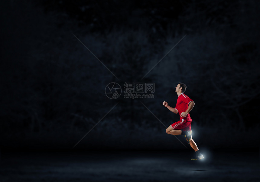 全速前进穿着红色运动服的跑步者穿着深色背景图片