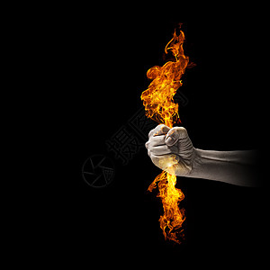 手里着火紧紧握住火焰的人的手图片