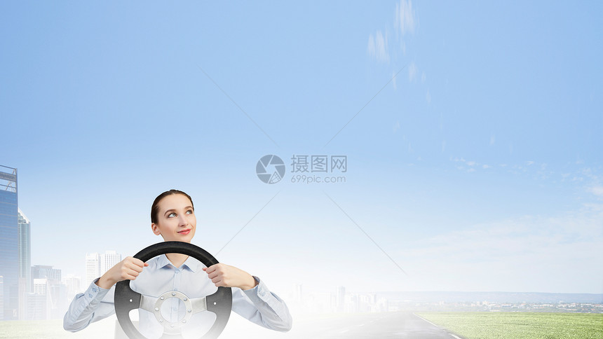 方向盘的女人轻微笑的漂亮女人驾驶方向盘图片