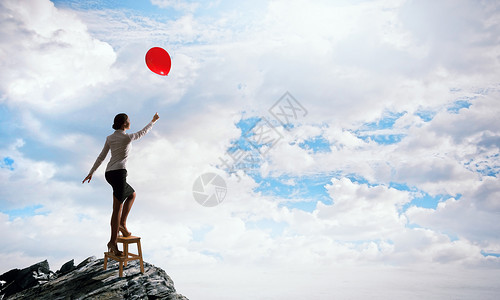 女人伸出手来女商人站椅子上,用气球伸手图片
