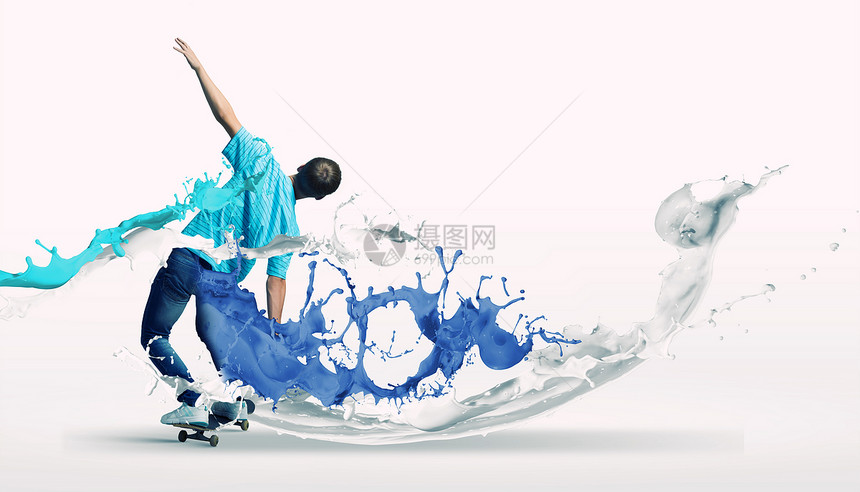 滑板上的青少男孩滑冰者骑船上的白色背景图片