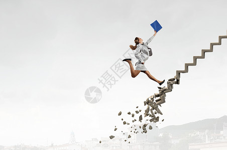 提升职业阶梯,克服挑战轻的女商人走倒塌的楼梯上,代表着成功的图片