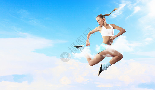 运动女跳跃的形象多云背景下跳跃的运动女孩的形象图片