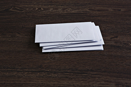 商业票据卡片木制老式桌子上的空白白卡背景图片