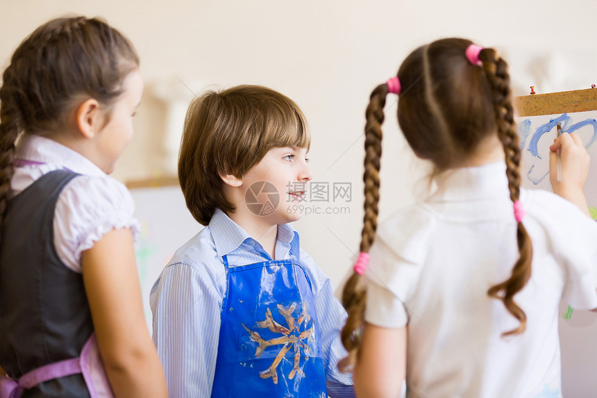 孩子们画画小孩子幼儿园画画玩耍图片