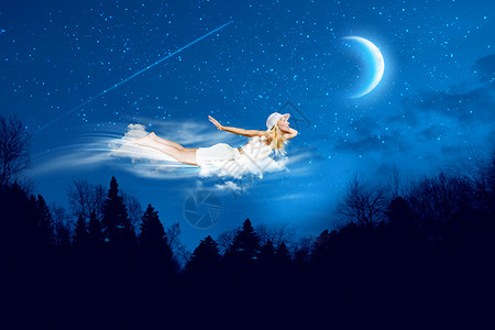 晚上梦轻的金发女孩夜空中飞翔图片