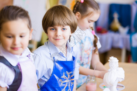 孩子们画画小孩子幼儿园画画玩耍图片