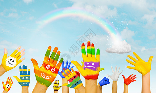 人的手五颜六色的油漆中微笑的形象为生活增添色彩图片