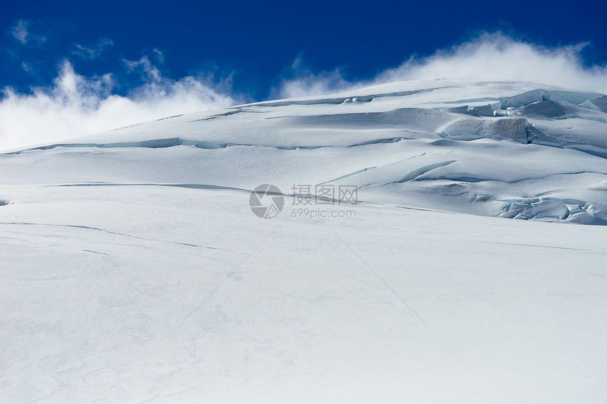 雪山山景雪,蓝天清澈图片