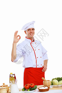 轻的厨师穿着红色围裙准备食物图片