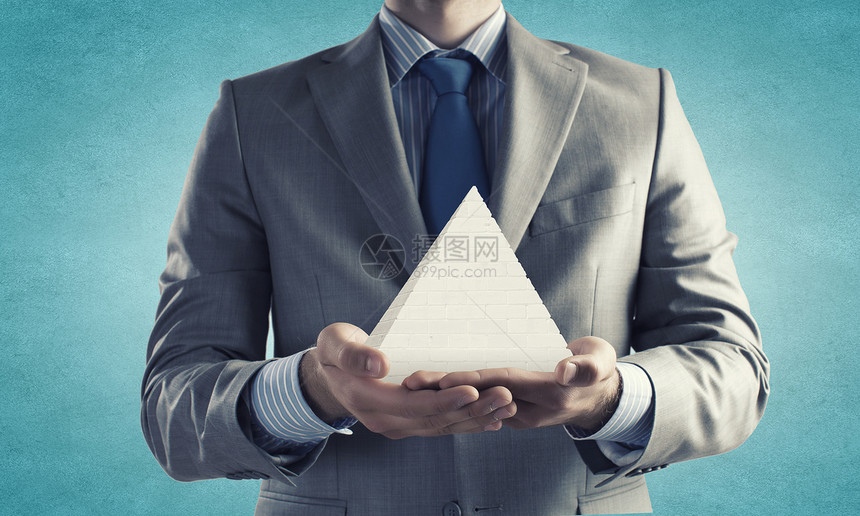 商业金字塔把金字塔握手中的商人的特写图片
